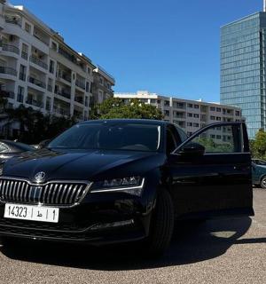 černý pick-up zaparkovaný na parkovišti