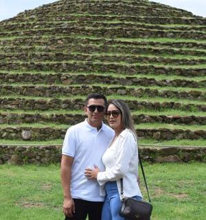 一名男子和一名女子站在金字塔前