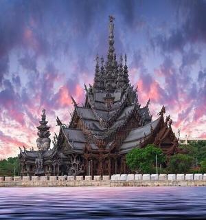 坐落在水面上的一座大楼