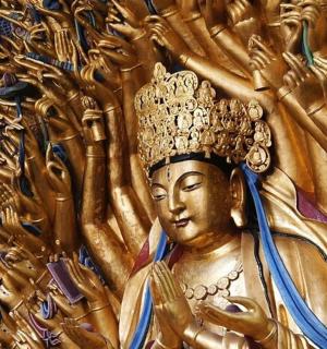 墙上挂着一尊戴着皇冠的金色雕像