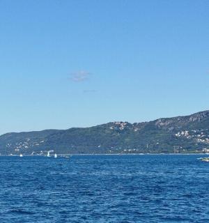 ein großes Gewässer mit Bergen im Hintergrund