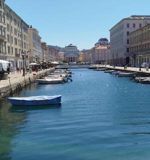 řeka s loděmi ve městě s budovami