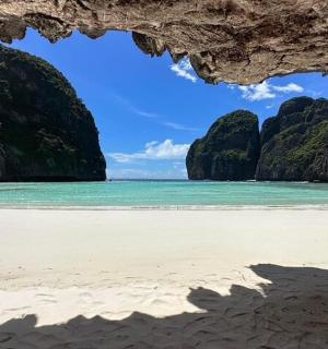 pohled na pláž z jeskyně