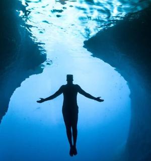 muž prochází temnou jeskyní