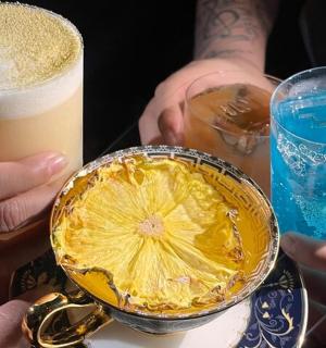 dva lidé držící nápoje a talíř s nápojem