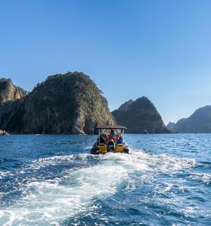 一群人在水中的船上