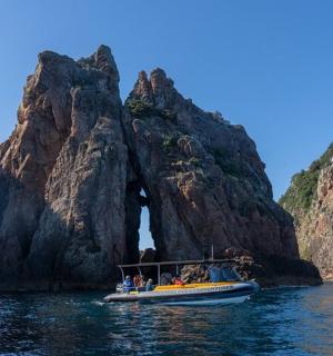 岩层附近水中的一艘船