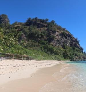 海洋中一个有沙滩的岛屿