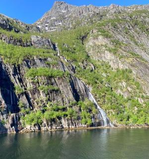 山上水体旁的瀑布