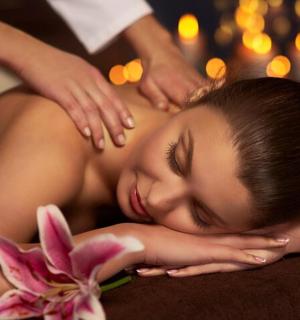 一位女士躺在沙发上，手捧一朵粉色花朵