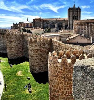 城堡景观,背景为城市