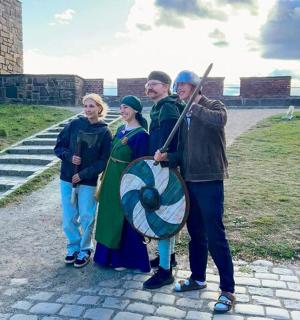 一群人摆姿势拍照