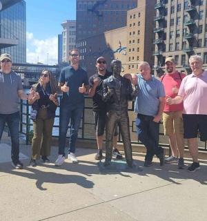 一群人在桥上摆姿势拍照