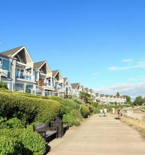 chodník vedle pláže s domy