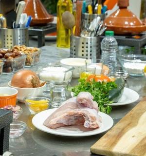 stůl s talíři jídla na pultu