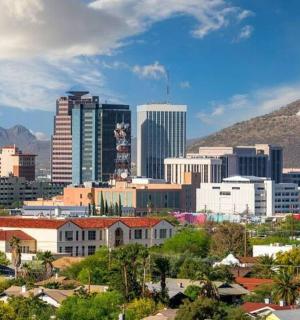 město s budovami a horou v pozadí