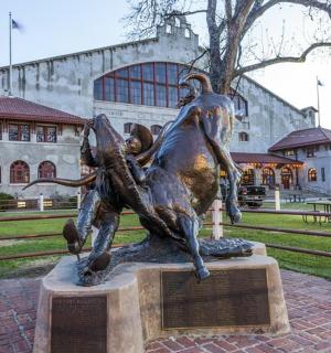 socha před velkou budovou