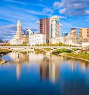 panorama města s mostem přes řeku