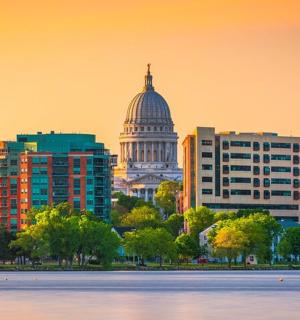 město s budovou Kapitolu v pozadí