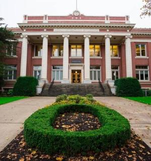 velká cihlová budova s větším