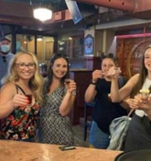 skupina žen držících sklenice na víno