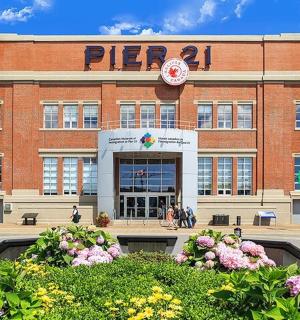 一座带有大钟的大型砖砌建筑