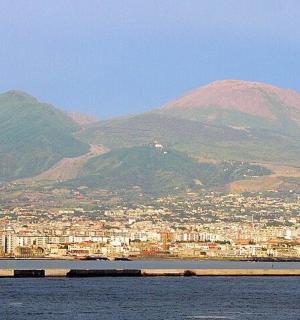 pohled na město s horou v pozadí