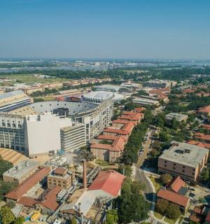 pohled shora na město s budovami