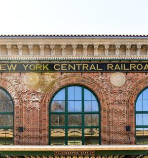 cihlová budova se značkou New York Central Railway Road