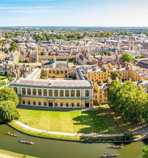 一座有大型建筑的城市的鸟瞰图