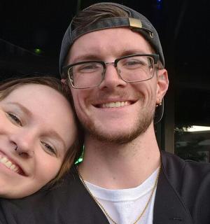 muž a žena pózují pro fotografii