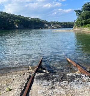 一条河，河中有两条火车轨道