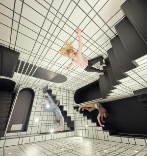 一名女子在建筑物内玩滑板特技