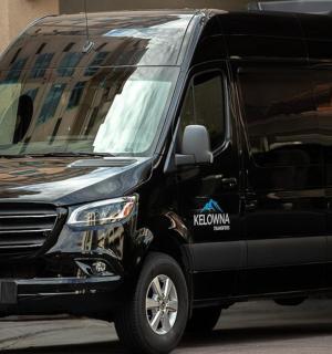 一辆黑色货车停在街上