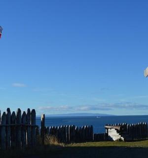 木栅栏旁飘扬的美国国旗