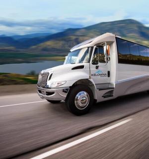 一辆白色巴士在高速公路上行驶