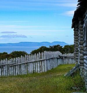 木栅栏旁的一座古老石头建筑