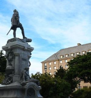 一座站在纪念碑顶上的男人雕像