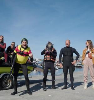 一群人站在公共汽车前