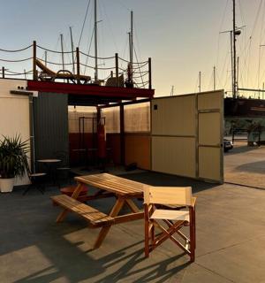 带桌子、长凳和小船的露台