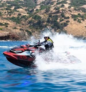 muž na vodním skútru ve vodě