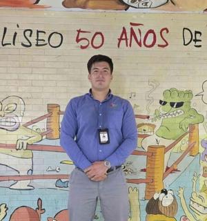 一名男子站在壁画墙前