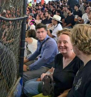 一群人坐在掩体里