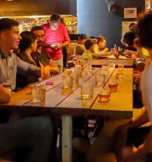 一群人坐在餐厅的一张桌子旁