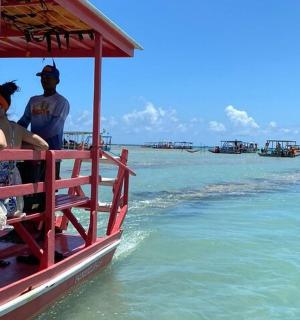 一群人坐在水中的船上