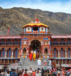 a crowd of people standing in front of a building