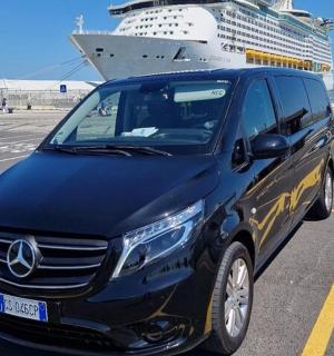 SUV Mercedes Benz zaparkované před výletní lodí