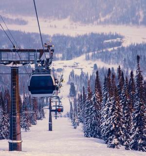 滑雪缆车沿着白雪覆盖的滑雪坡驶下