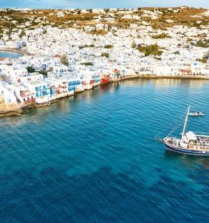 港口中一艘船的鸟瞰图