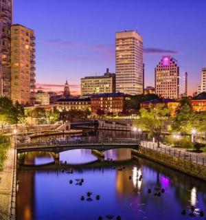 město s mostem a řeka s budovami